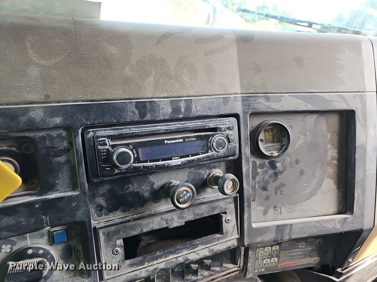 image for item EJ5829 1995 International  2574 dump truck