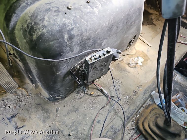 image for item EJ5829 1995 International  2574 dump truck