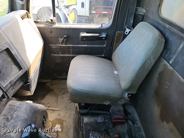 image for item EJ5829 1995 International  2574 dump truck