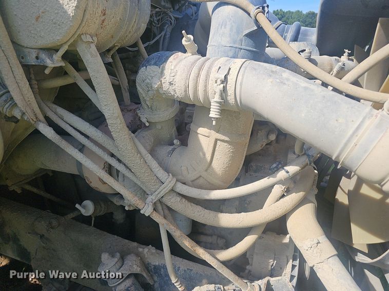 image for item EJ5829 1995 International  2574 dump truck