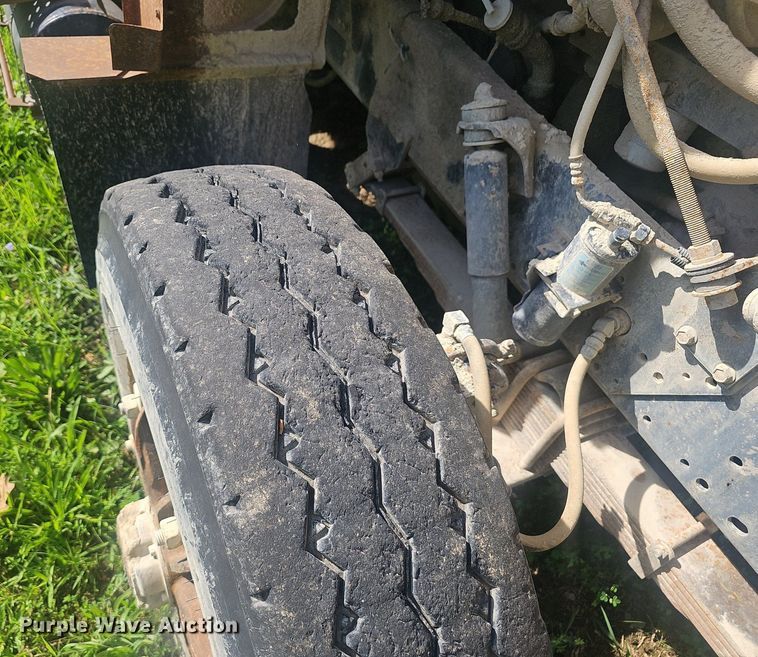 image for item EJ5829 1995 International  2574 dump truck