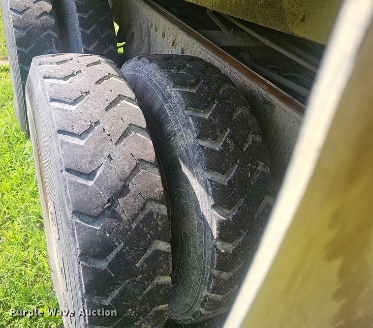 image for item EJ5829 1995 International  2574 dump truck