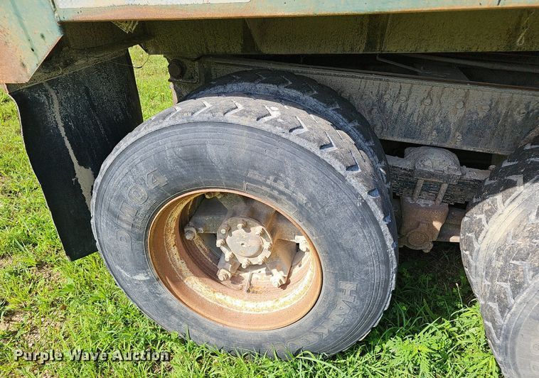 image for item EJ5829 1995 International  2574 dump truck