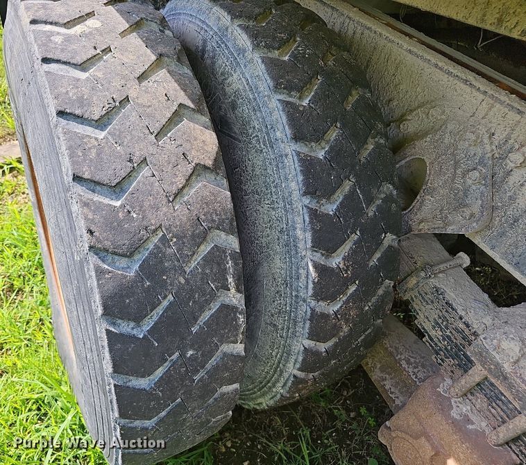 image for item EJ5829 1995 International  2574 dump truck