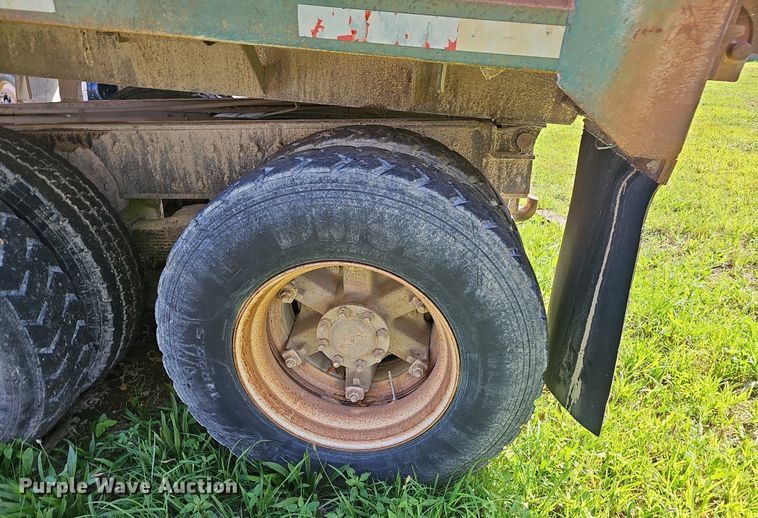 image for item EJ5829 1995 International  2574 dump truck