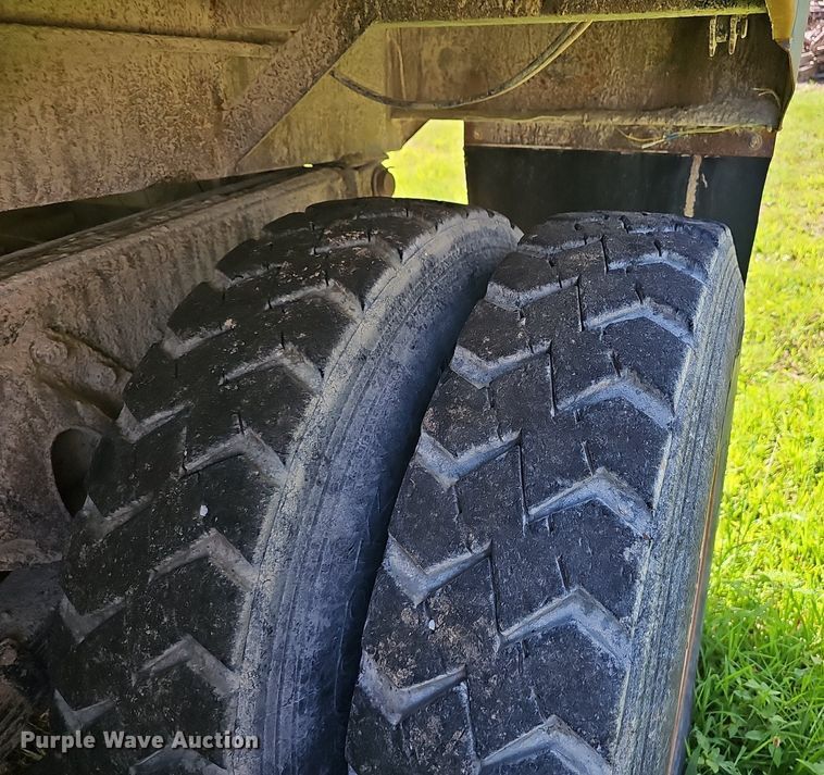 image for item EJ5829 1995 International  2574 dump truck