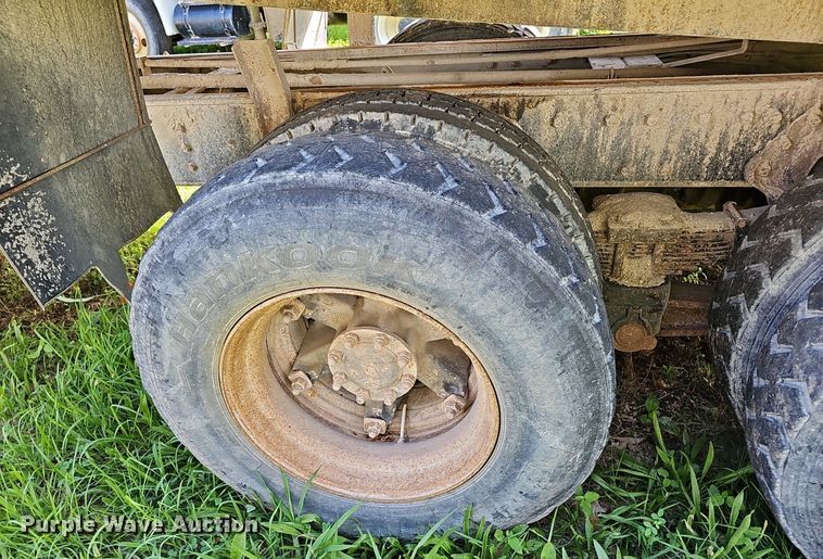 image for item EJ5829 1995 International  2574 dump truck