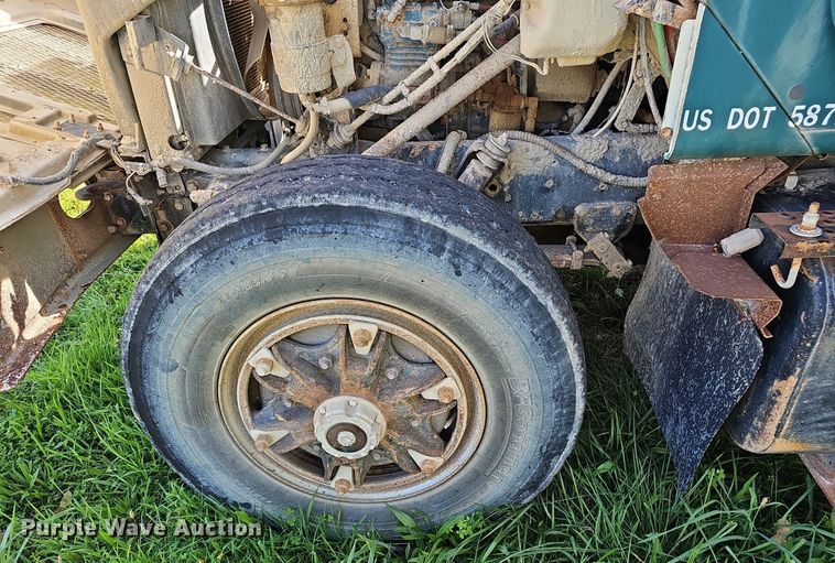 image for item EJ5829 1995 International  2574 dump truck