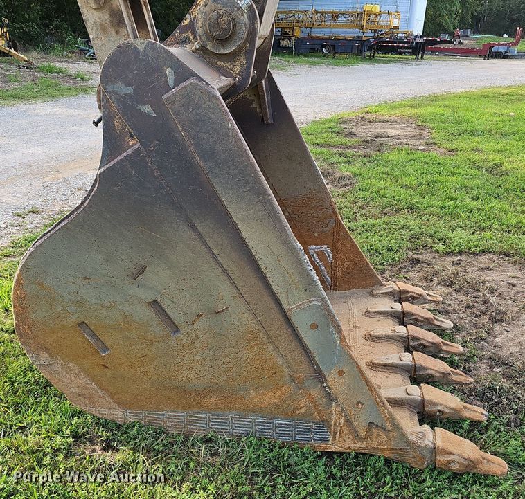 image for item EJ5835 1999 Caterpillar  330B L excavator