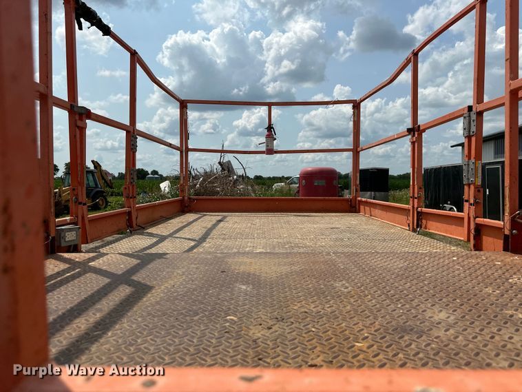 image for item EJ6391 1998 Skyjack SJ8841 scissor lift