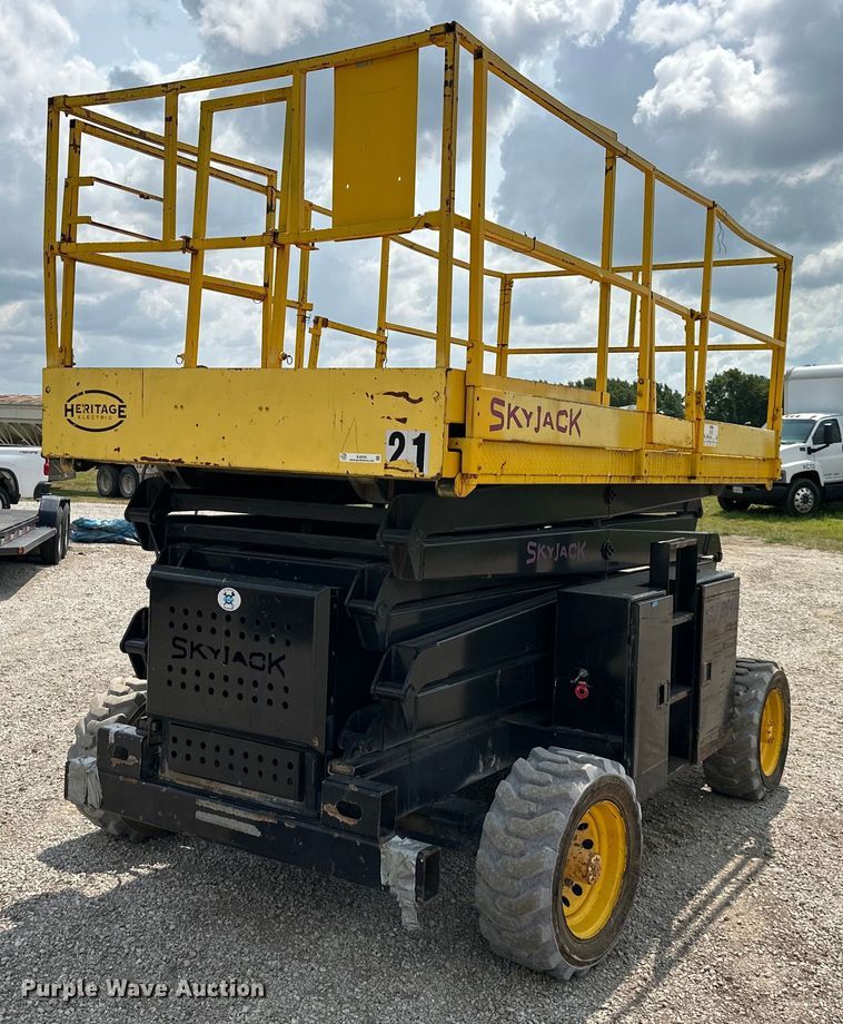 image for item EJ6392 1999 Skyjack SJ8841 scissor lift