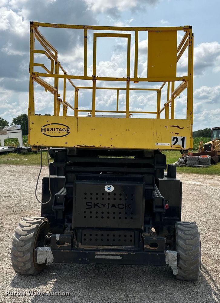 image for item EJ6392 1999 Skyjack SJ8841 scissor lift