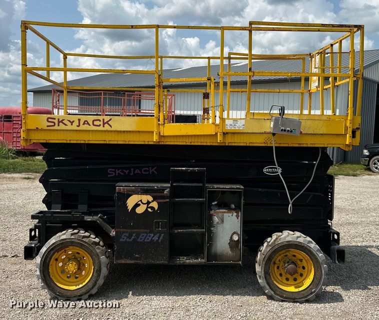 image for item EJ6392 1999 Skyjack SJ8841 scissor lift