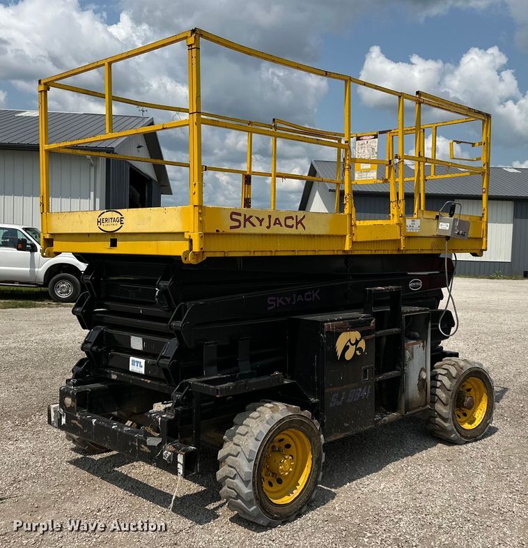 image for item EJ6392 1999 Skyjack SJ8841 scissor lift