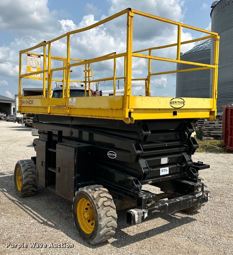 image for item EJ6392 1999 Skyjack SJ8841 scissor lift