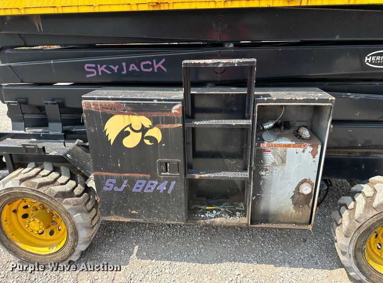 image for item EJ6392 1999 Skyjack SJ8841 scissor lift