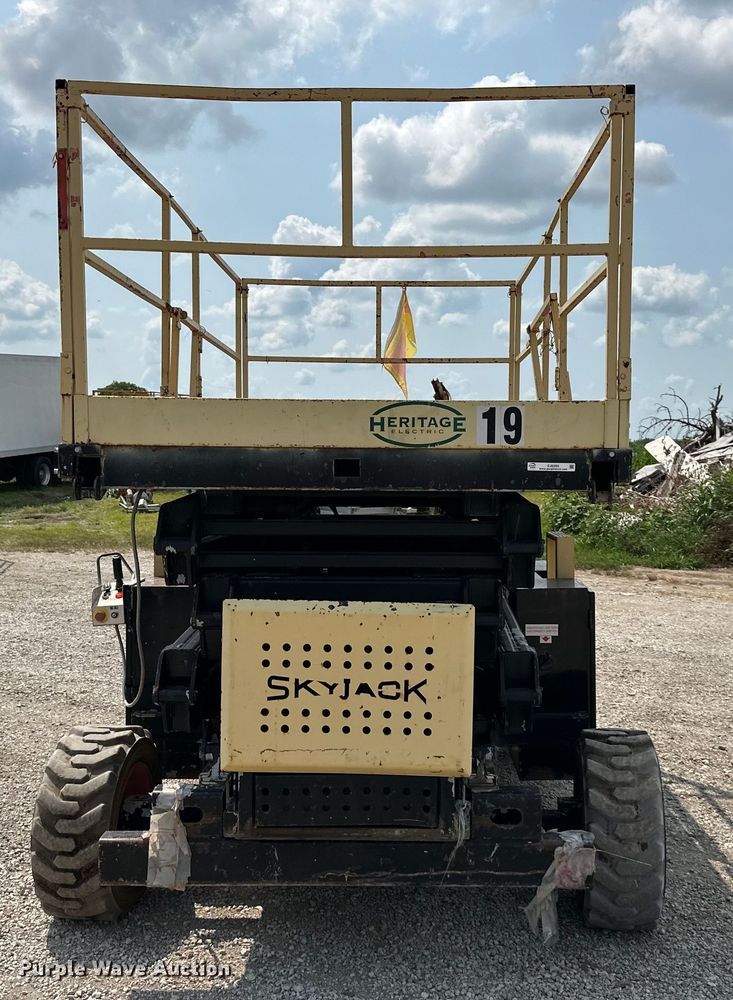 image for item EJ6393 1999 SkyJack  SJ8841 scissor lift