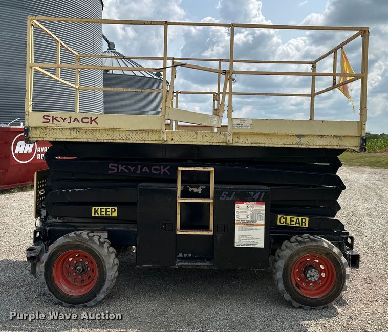 image for item EJ6393 1999 SkyJack  SJ8841 scissor lift