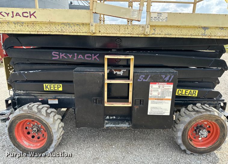 image for item EJ6393 1999 SkyJack  SJ8841 scissor lift