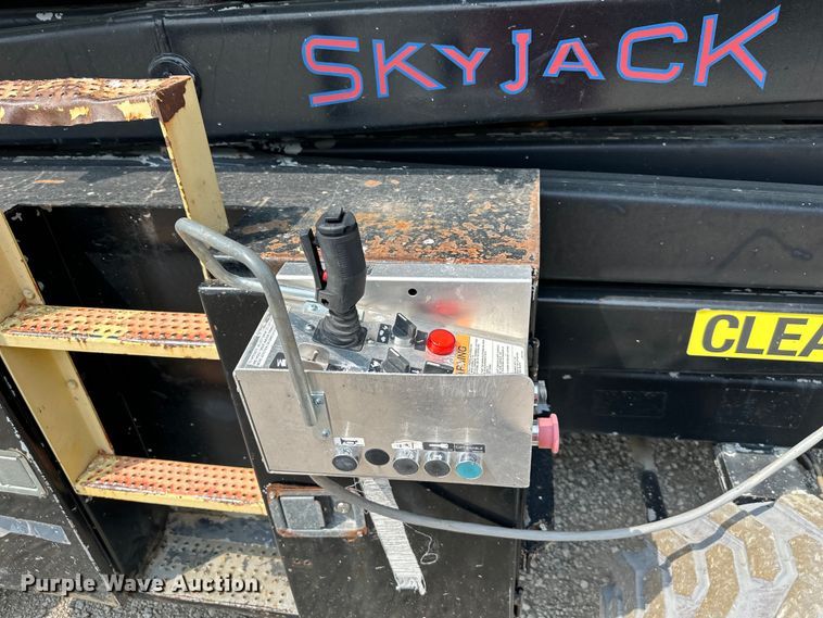 image for item EJ6393 1999 SkyJack  SJ8841 scissor lift