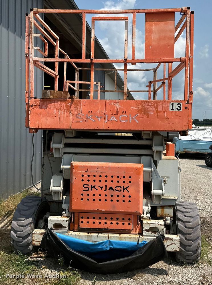 image for item EJ6395 1999 Skyjack   SJ8841 scissor lift