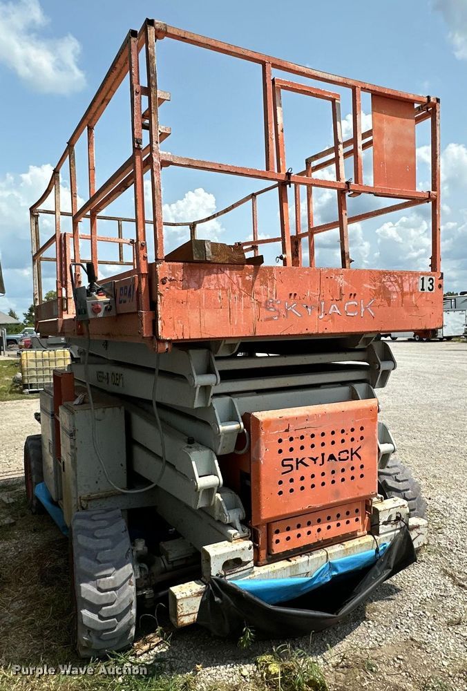 image for item EJ6395 1999 Skyjack   SJ8841 scissor lift