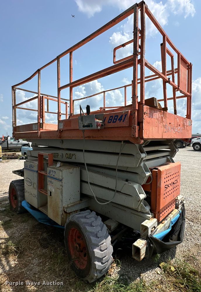 image for item EJ6395 1999 Skyjack   SJ8841 scissor lift