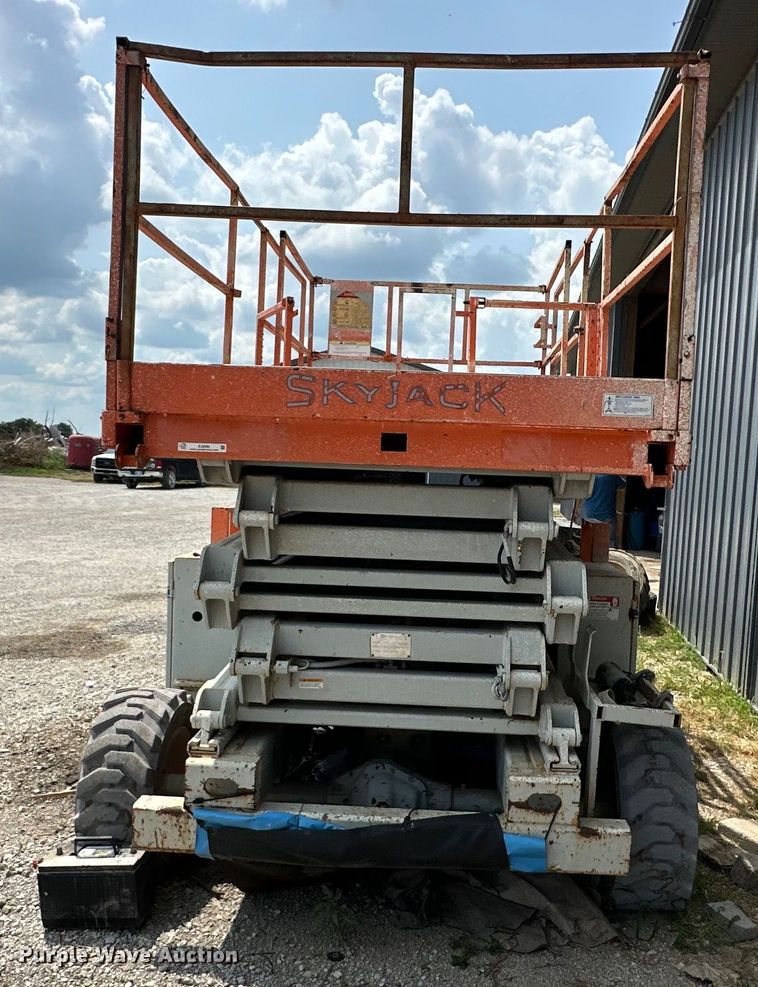 image for item EJ6395 1999 Skyjack   SJ8841 scissor lift