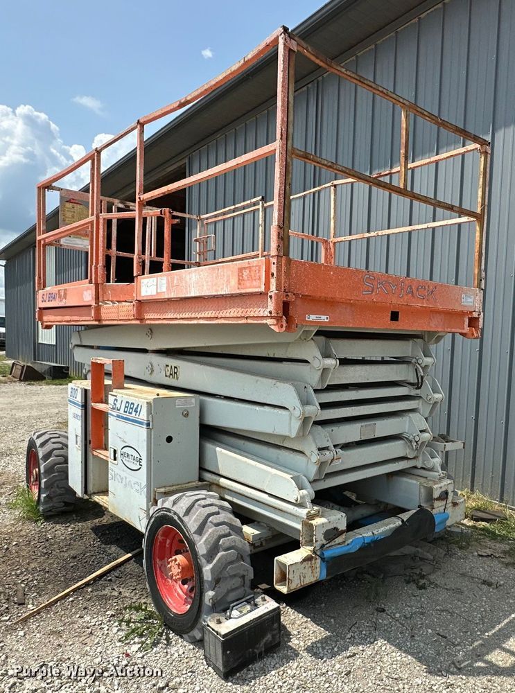 image for item EJ6395 1999 Skyjack   SJ8841 scissor lift