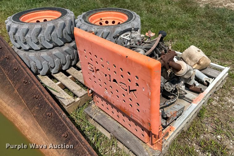 image for item EJ6395 1999 Skyjack   SJ8841 scissor lift