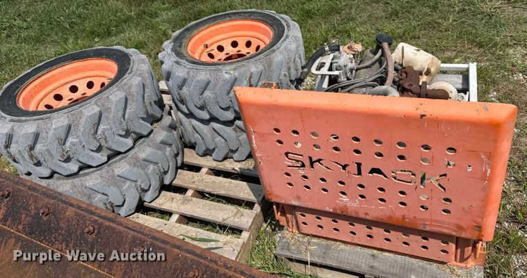 image for item EJ6395 1999 Skyjack   SJ8841 scissor lift