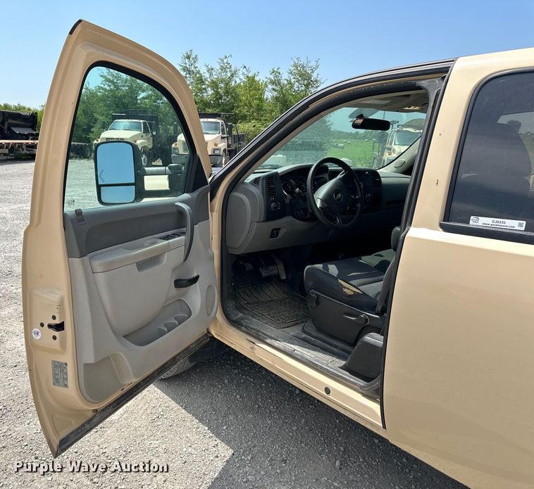 image for item EJ6435 2012 Chevrolet  Silverado 2500HD Ext. Cab pickup truck