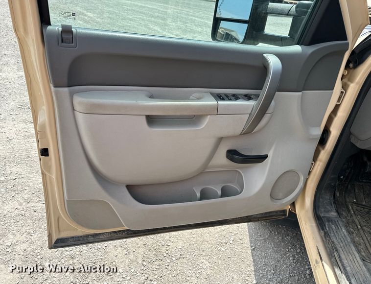 image for item EJ6435 2012 Chevrolet  Silverado 2500HD Ext. Cab pickup truck