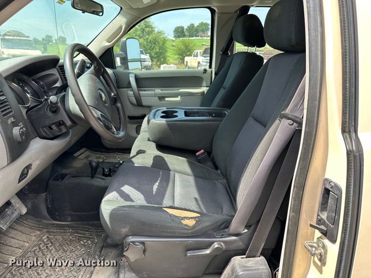 image for item EJ6435 2012 Chevrolet  Silverado 2500HD Ext. Cab pickup truck