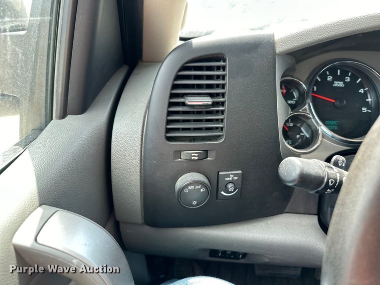 image for item EJ6435 2012 Chevrolet  Silverado 2500HD Ext. Cab pickup truck