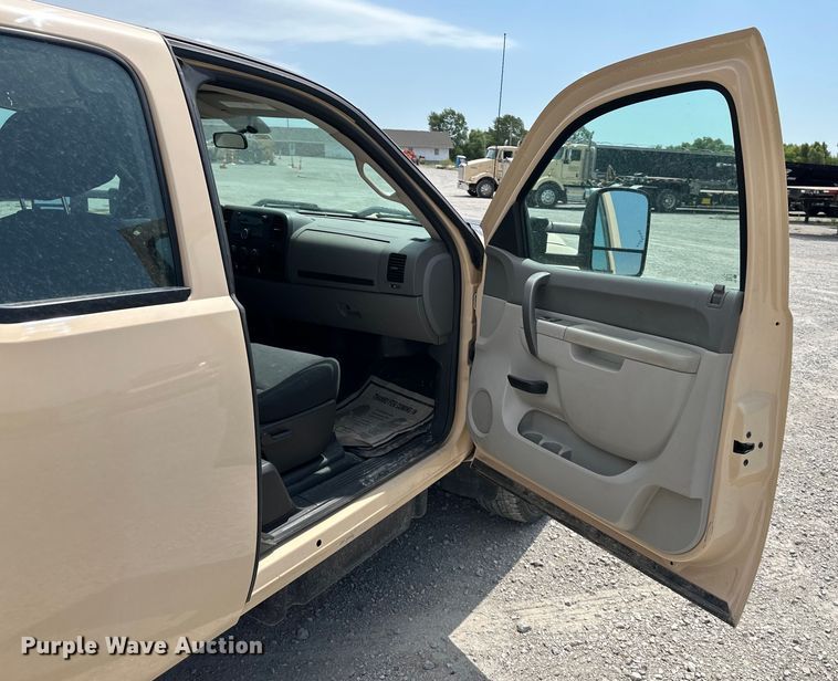 image for item EJ6435 2012 Chevrolet  Silverado 2500HD Ext. Cab pickup truck