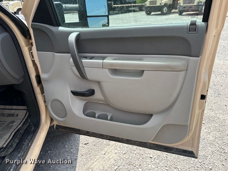 image for item EJ6435 2012 Chevrolet  Silverado 2500HD Ext. Cab pickup truck