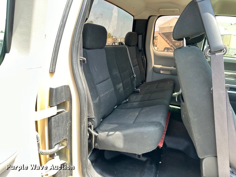 image for item EJ6435 2012 Chevrolet  Silverado 2500HD Ext. Cab pickup truck