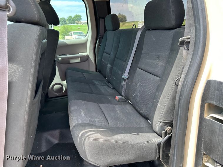 image for item EJ6435 2012 Chevrolet  Silverado 2500HD Ext. Cab pickup truck