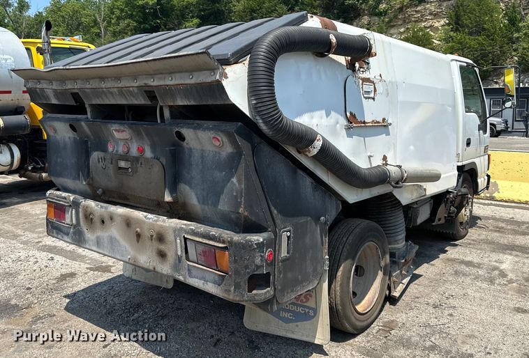 image for item EJ7061 2004 GMC  W5500 street sweeper truck