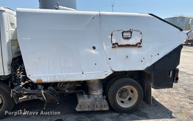 image for item EJ7061 2004 GMC  W5500 street sweeper truck