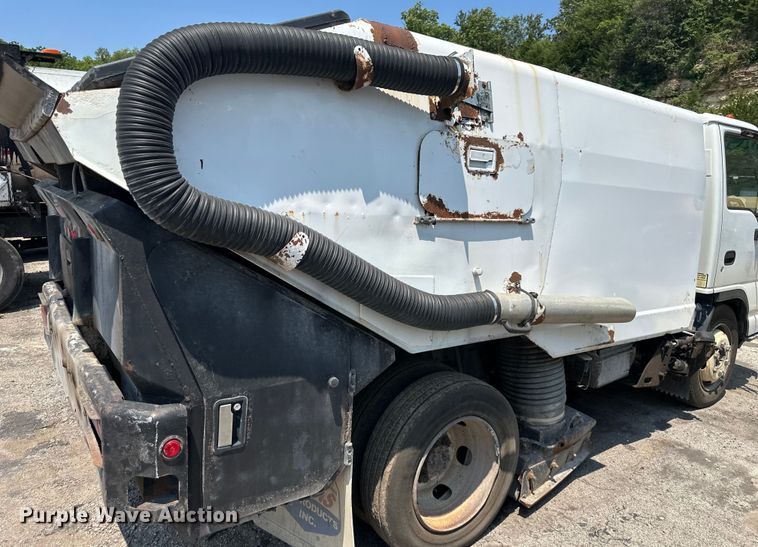 image for item EJ7061 2004 GMC  W5500 street sweeper truck