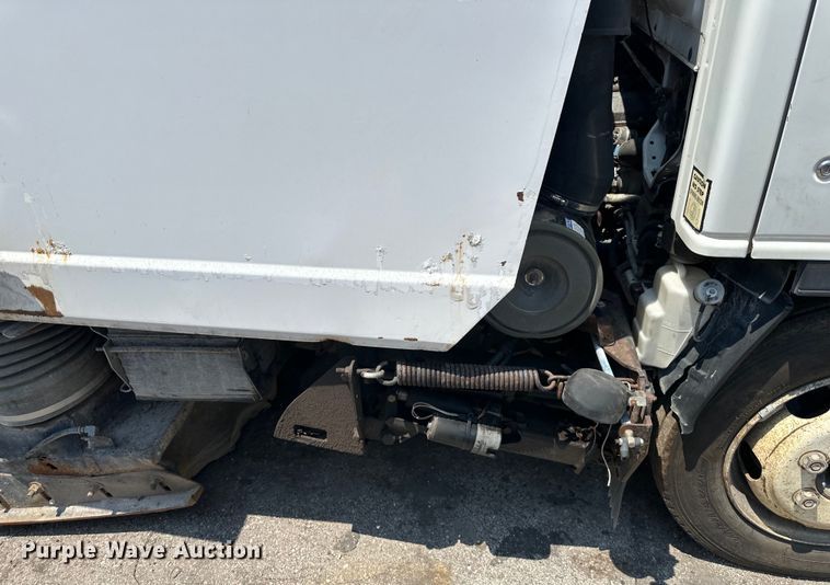 image for item EJ7061 2004 GMC  W5500 street sweeper truck