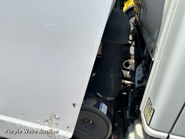 image for item EJ7061 2004 GMC  W5500 street sweeper truck