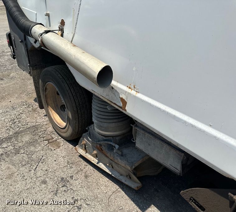 image for item EJ7061 2004 GMC  W5500 street sweeper truck