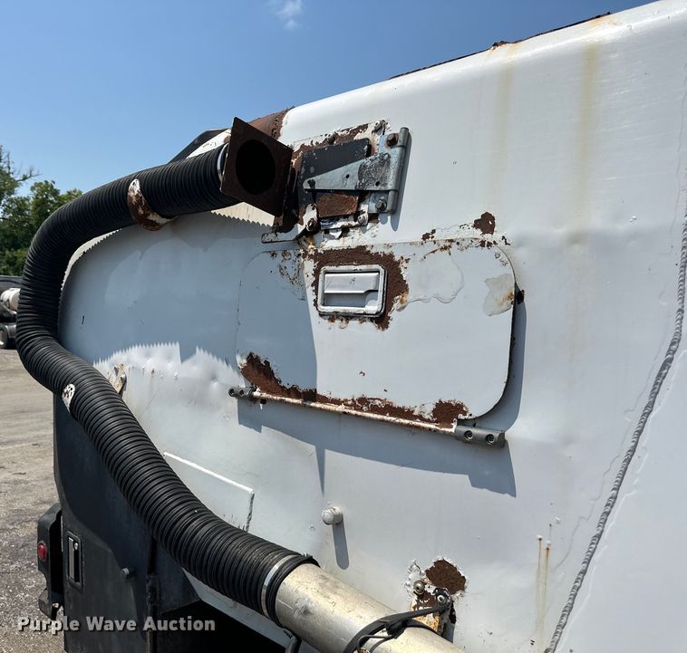 image for item EJ7061 2004 GMC  W5500 street sweeper truck