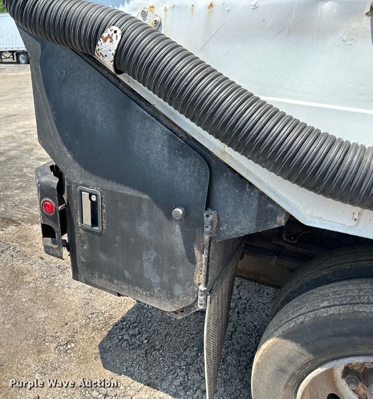 image for item EJ7061 2004 GMC  W5500 street sweeper truck