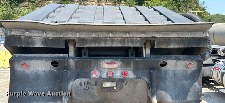 image for item EJ7061 2004 GMC  W5500 street sweeper truck