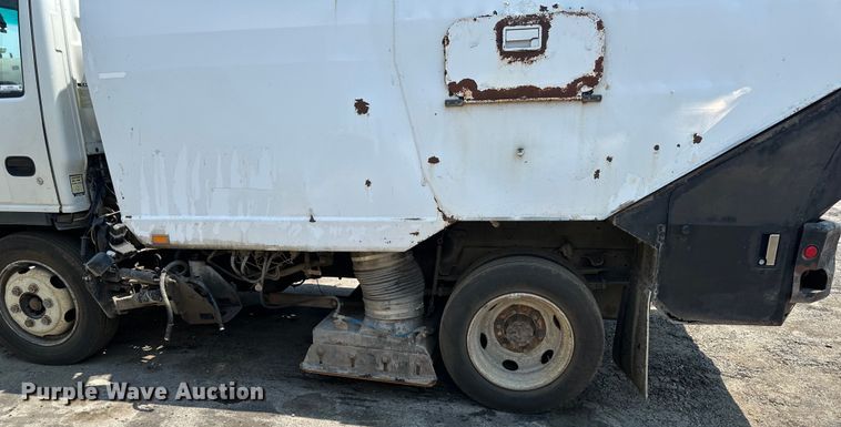 image for item EJ7061 2004 GMC  W5500 street sweeper truck