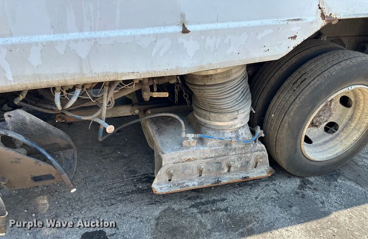 image for item EJ7061 2004 GMC  W5500 street sweeper truck